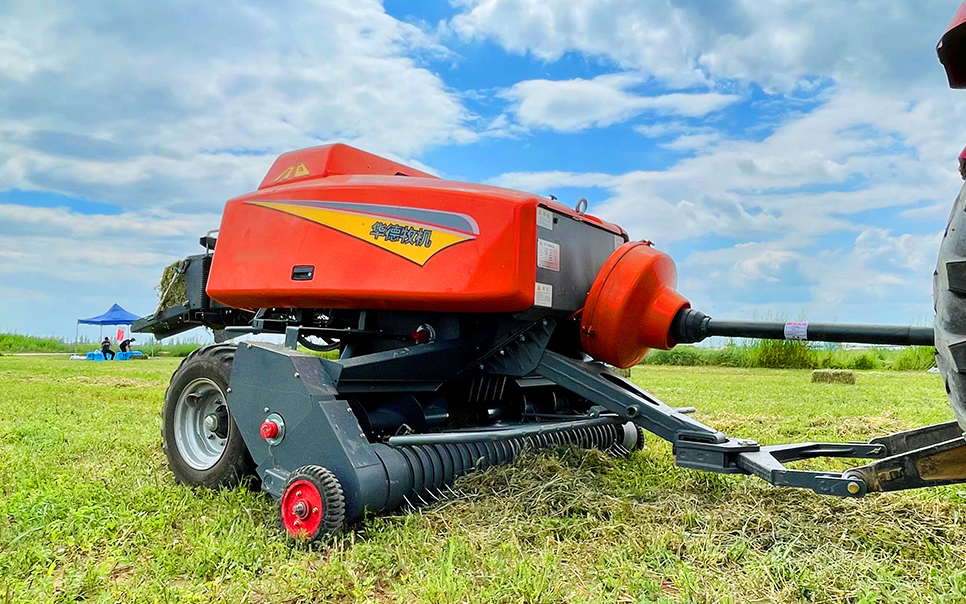 標題：9YFQ系列跨行式方草捆撿拾壓捆機
瀏覽次數：110
發(fā)表時(shí)間：2023-12-12