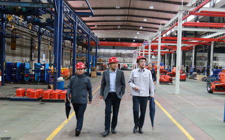 標題：中國農機院黨委副書(shū)記、總經(jīng)理苑嚴偉深入華德牧草公司調研指導
瀏覽次數：1766
發(fā)表時(shí)間：2024-07-22