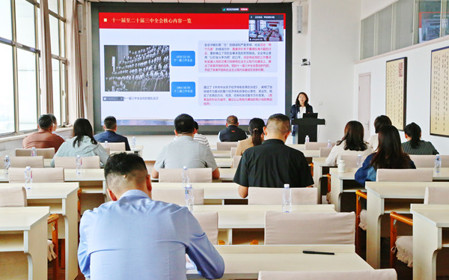 標題：呼和浩特分院黨委副書(shū)記、工會(huì )主席劉萍講授黨課
瀏覽次數：1458
發(fā)表時(shí)間：2024-09-27